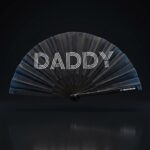 Festival Fan “DADDY” i sort – Rave & Pride accessoire – Visning 1