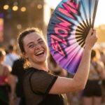 BLOW ME” festival fan i lilla-blå – Rave & CSD accessoire – Visning 3