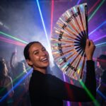 Festival Fan “MAKE ME SWEAT” holografisk rosaguld – Rave – Visning 2