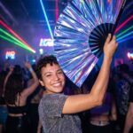 Festival Fan holografisk blå-lilla metallic – Rave accessoire – Visning 2