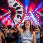 Festival Fan “BANG” comic i rød og hvid – Rave & party accessoire – Visning 4