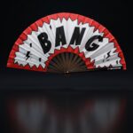 Festival Fan “BANG” comic i rød og hvid – Rave & party accessoire – Visning 1