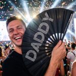Festival Fan “DADDY” i sort – Rave & Pride accessoire – Visning 4
