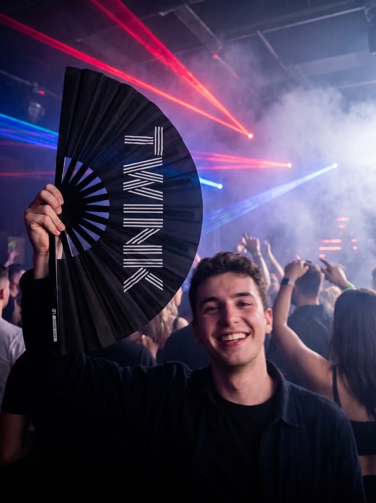 Festival Fan “TWINK” i sort – Rave & Pride statement – Visning 2