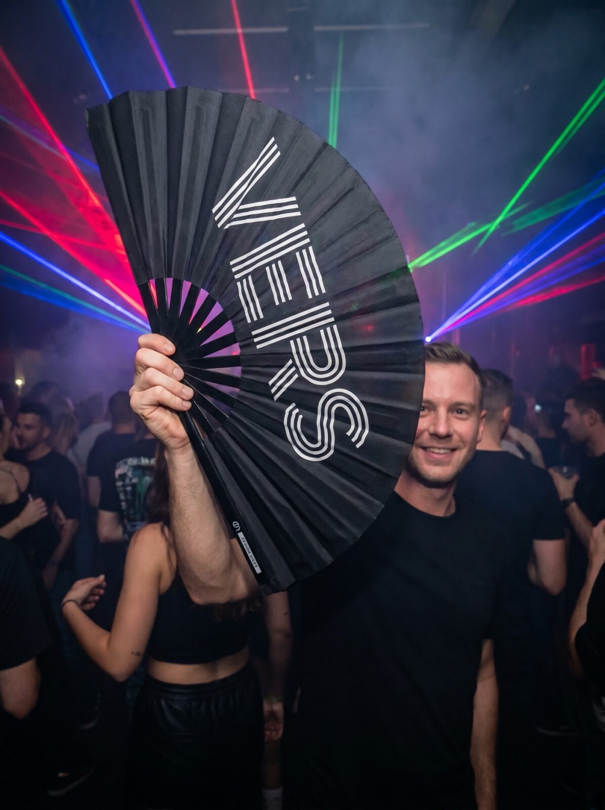 Festival Fan “VERS” i sort – statement til Rave & CSD – Visning 2