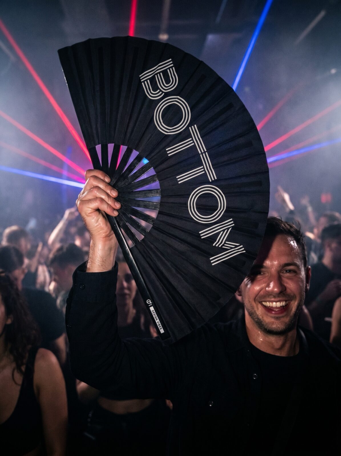 Festival Fan “BOTTOM” i sort – CSD & Rave accessoire – Visning 2