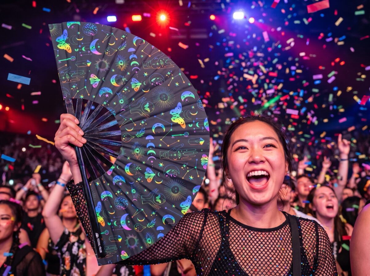 Festival Fan med måne og sommerfugle, regnbue på sort baggrund til festival og boho-stil, Visning 4