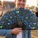Festival Fan med måne og sommerfugle, regnbue på sort baggrund til festival og boho-stil, Visning 3