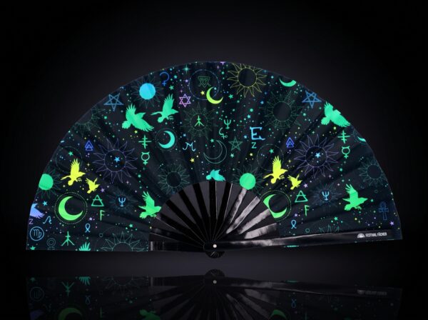 Festival Fans med okkulte symboler i neon-sort til psytrance og Rave