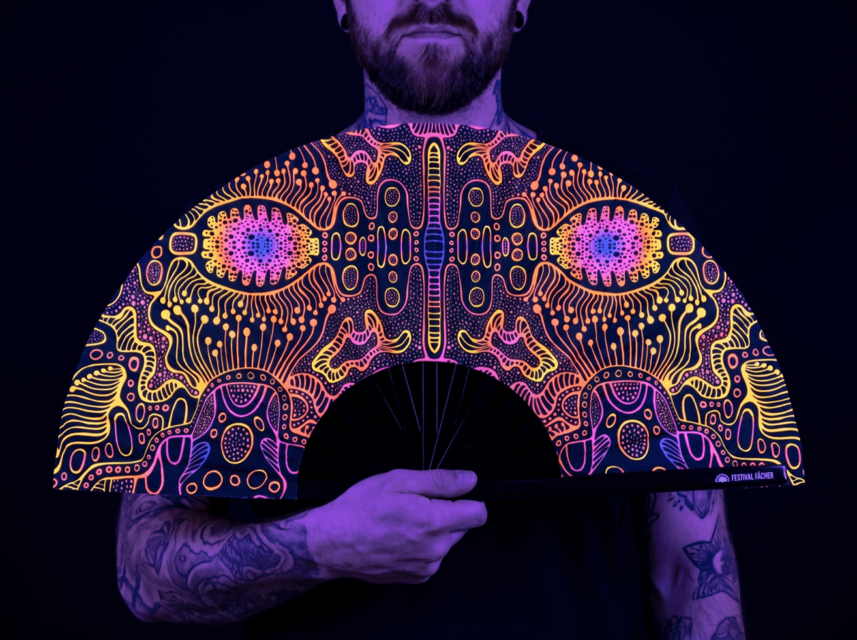 Festival Fan med neonmønster i sort til psytrance og Goa Rave (UV)