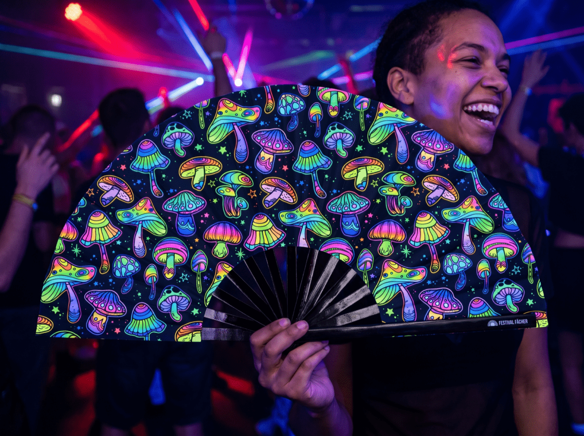 Festival Fan med neonfarvede svampe, farverige på sort baggrund til psytrance og Goa, Visning 2