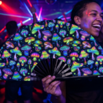 Festival Fan med neonfarvede svampe, farverige på sort baggrund til psytrance og Goa, Visning 2