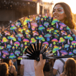 Festival Fan med neonfarvede svampe, farverige på sort baggrund til psytrance og Goa, Visning 3