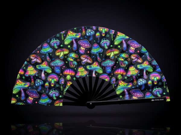 Festival Fan med neonfarvede svampe, farverige på sort baggrund til psytrance og Goa