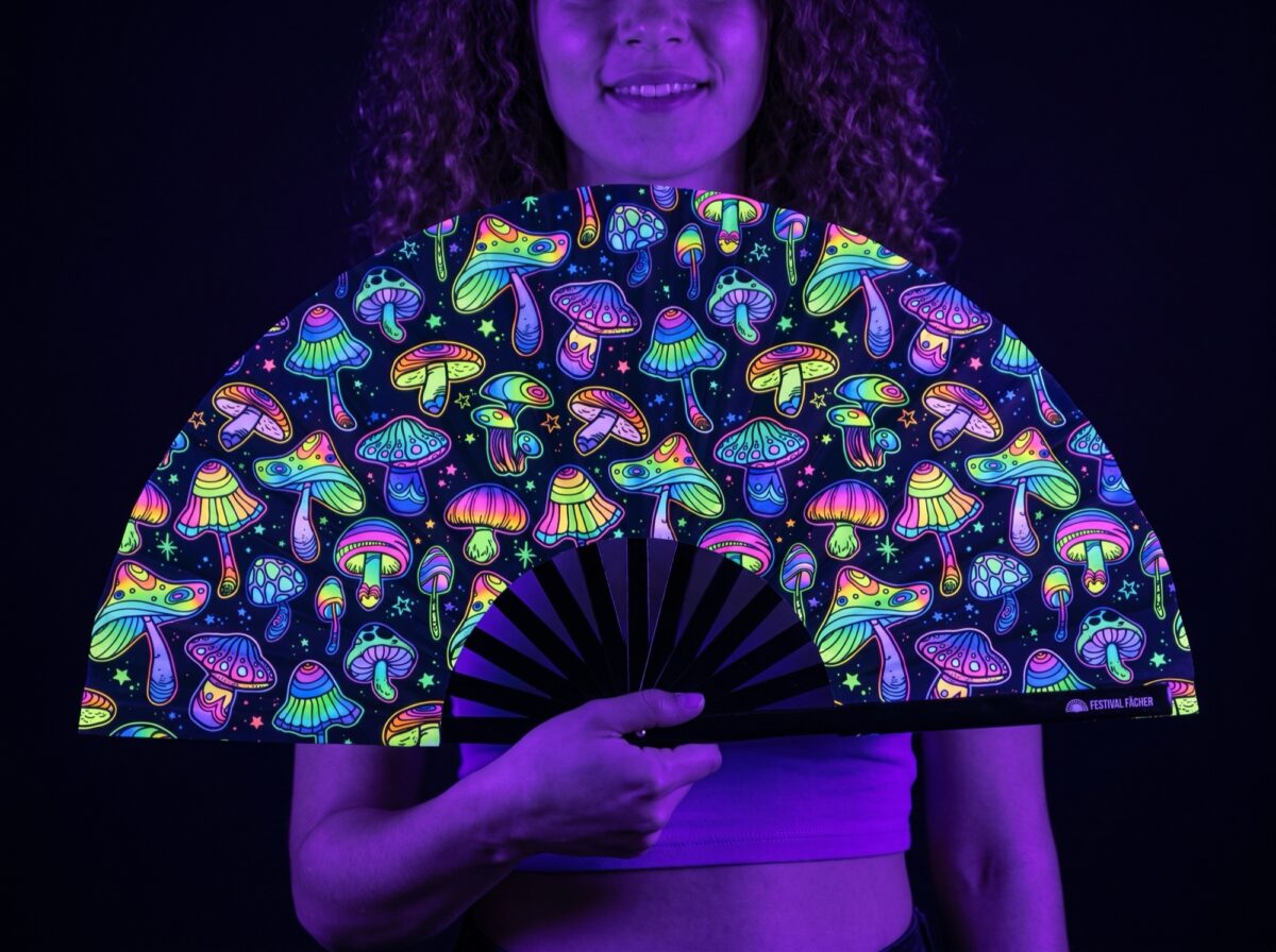 Festival Fan med neonfarvede svampe, farverige på sort baggrund til psytrance og Goa Rave (UV)