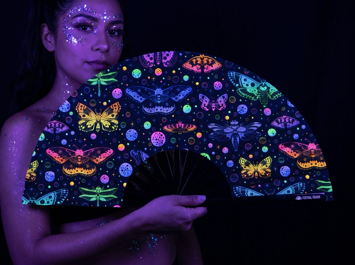 Festival Fan med neonfarvede sommerfugle i sort til Rave og blacklight Rave (UV)